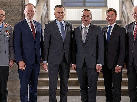 Generalinspekteur Carsten Breuer (von links), Staatssekretär Nils Hilmer, Parl. Staatssekretär Dr. Nils Schmid, Verteidigungsminister Boris Pistorius, Parl. Staatssekretär Sebastian Hartmann und Staatssekretär Benedikt Zimmer. Foto: Tom Twardy/Bundeswehr 