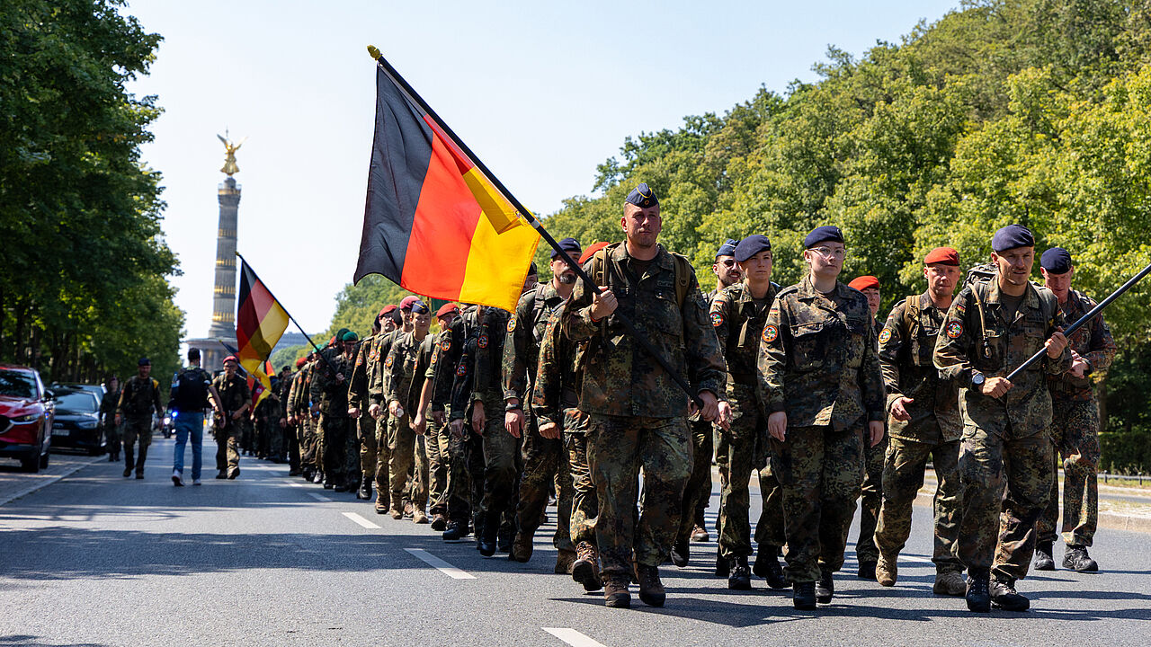 Die Teilnehmerinnen und Teilnehmer des Marsches zum Gedenken auf der Berliner Straße des 17. Juni.