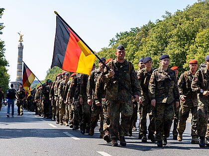 Die Teilnehmerinnen und Teilnehmer des Marsches zum Gedenken auf der Berliner Straße des 17. Juni.
