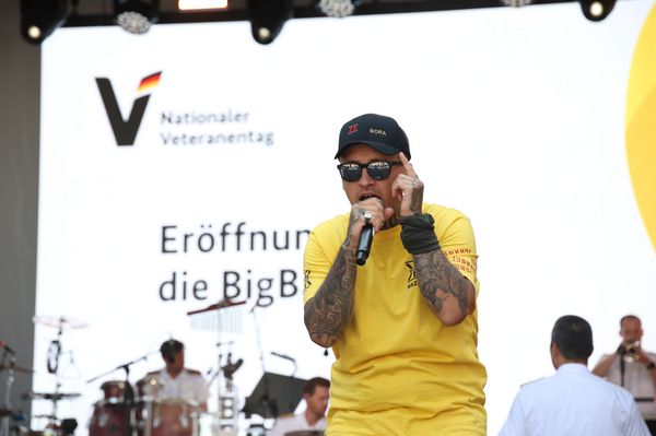 Mazibora, Rapper und Einsatzveteran, eröffnete den Veteranentag musikalisch. Foto: DBwV/Yann Bombeke