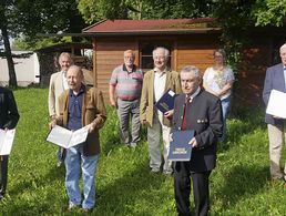Vorstandsmitglieder und Geehrte (v.l.): Günter Marquardt, Rudolf Krug, Egon Graf (1. Reihe), Vorsitzender Martin Gregori, Reiner W. Möller, Wolf Kunold (2. Reihe), Beisitzer Bernd Elsässer sowie Schriftführerin Daniela Dick (3. Reihe). Foto: Martin Gregori