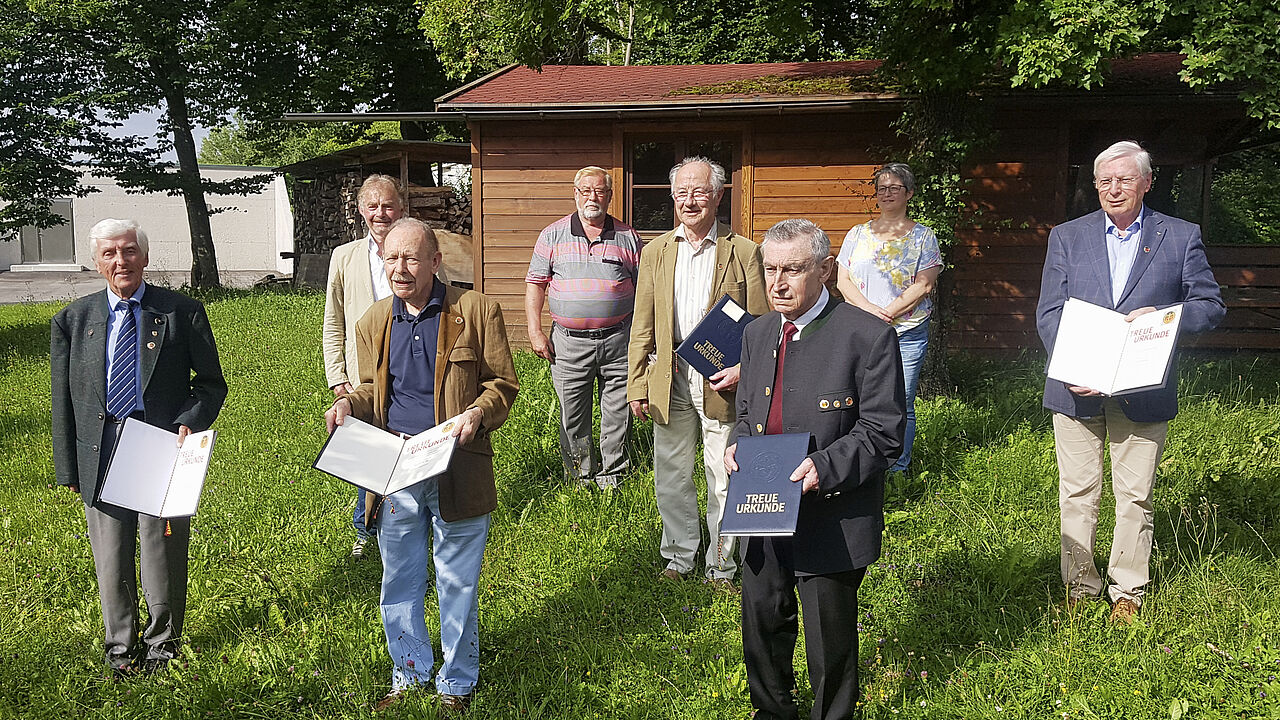 Vorstandsmitglieder und Geehrte (v.l.): Günter Marquardt, Rudolf Krug, Egon Graf (1. Reihe), Vorsitzender Martin Gregori, Reiner W. Möller, Wolf Kunold (2. Reihe), Beisitzer Bernd Elsässer sowie Schriftführerin Daniela Dick (3. Reihe). Foto: Martin Gregori