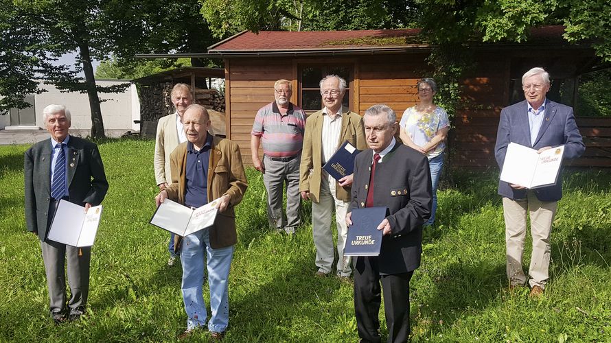 Vorstandsmitglieder und Geehrte (v.l.): Günter Marquardt, Rudolf Krug, Egon Graf (1. Reihe), Vorsitzender Martin Gregori, Reiner W. Möller, Wolf Kunold (2. Reihe), Beisitzer Bernd Elsässer sowie Schriftführerin Daniela Dick (3. Reihe). Foto: Martin Gregori