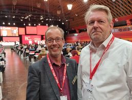 Gelegenheit zu persönlichen Gesprächen: Stabsfeldwebel Volker Keil, hier mit Dirk Völpel (MdB), ordentliches Mitglied im Verteidigungsausschuss sowie auch stv. Mitglied im Ausschuss Inneres und Heimat. Foto: DBwV