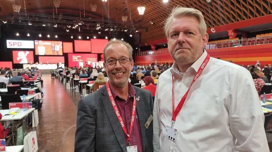 Gelegenheit zu persönlichen Gesprächen: Stabsfeldwebel Volker Keil, hier mit Dirk Völpel (MdB), ordentliches Mitglied im Verteidigungsausschuss sowie auch stv. Mitglied im Ausschuss Inneres und Heimat. Foto: DBwV