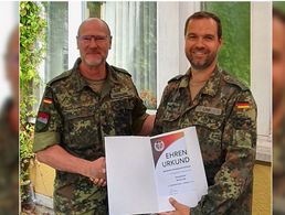 Bezirksvorsitzender Hauptmann Oliver Hartmann dankt dem Vorsitzenden der StoKa Würzburg-Veitshöchheim, Hauptmann Bernd Link, mit der Verdienstnadel in Bronze. Foto: Roland Stengl