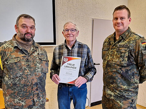 Stoka-Vorsitzender Oberstabsfeldwebel Günther Lienert überreichte mit Bezirksvorsitzendem Stabsfeldwebel Christian Schleicher (rechts) Hauptmann a.D. Heinrich Herbort die Treueurkunde für 50 DBwV-Mitgliedschaft. Foto: Reinhard Gogger