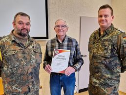 Stoka-Vorsitzender Oberstabsfeldwebel Günther Lienert überreichte mit Bezirksvorsitzendem Stabsfeldwebel Christian Schleicher (rechts) Hauptmann a.D. Heinrich Herbort die Treueurkunde für 50 DBwV-Mitgliedschaft. Foto: Reinhard Gogger