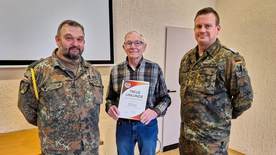 Stoka-Vorsitzender Oberstabsfeldwebel Günther Lienert überreichte mit Bezirksvorsitzendem Stabsfeldwebel Christian Schleicher (rechts) Hauptmann a.D. Heinrich Herbort die Treueurkunde für 50 DBwV-Mitgliedschaft. Foto: Reinhard Gogger