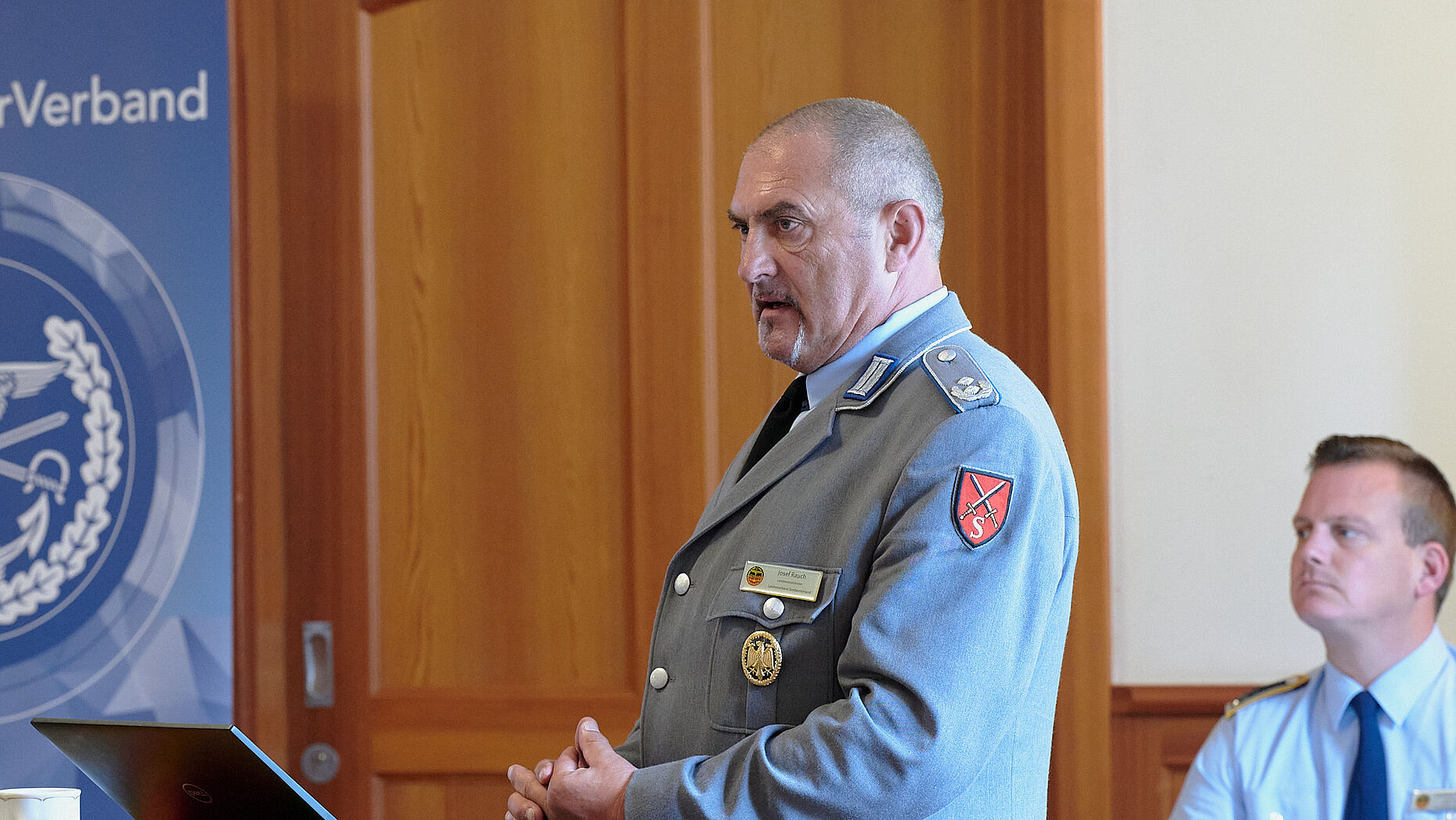 Landesvorsitzender Oberstleutnant a.D. Josef Rauch informierte mit einem kritischen Blick über aktuelle Entwicklungen in Politik, Bundeswehr und DBwV. Foto: Ingo Kaminsky