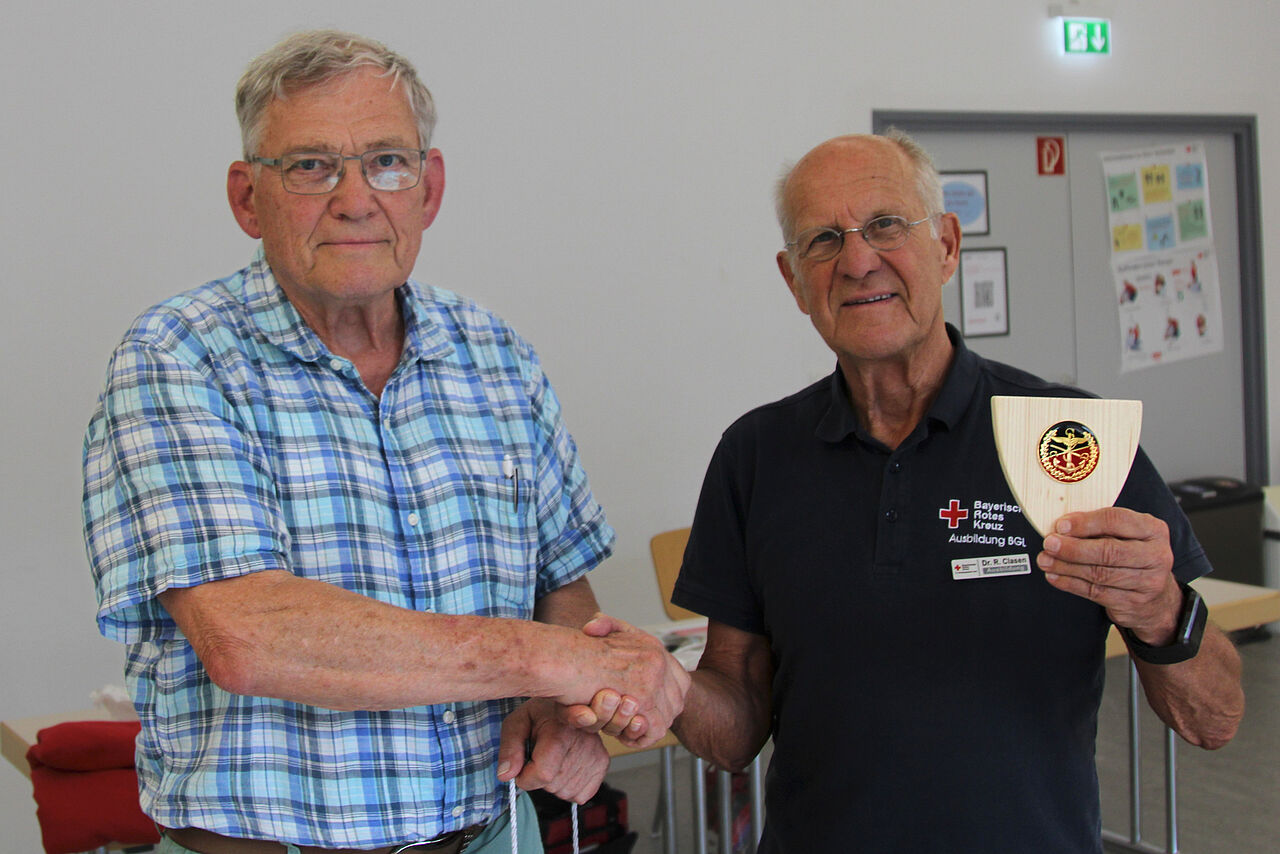 KERH-Vorsitzender Klaus Schwarzenberger dankte dem Ausbilder Dr. R. Clasen vom Bayerischen Roten Kreuz. Foto: KERH BGL