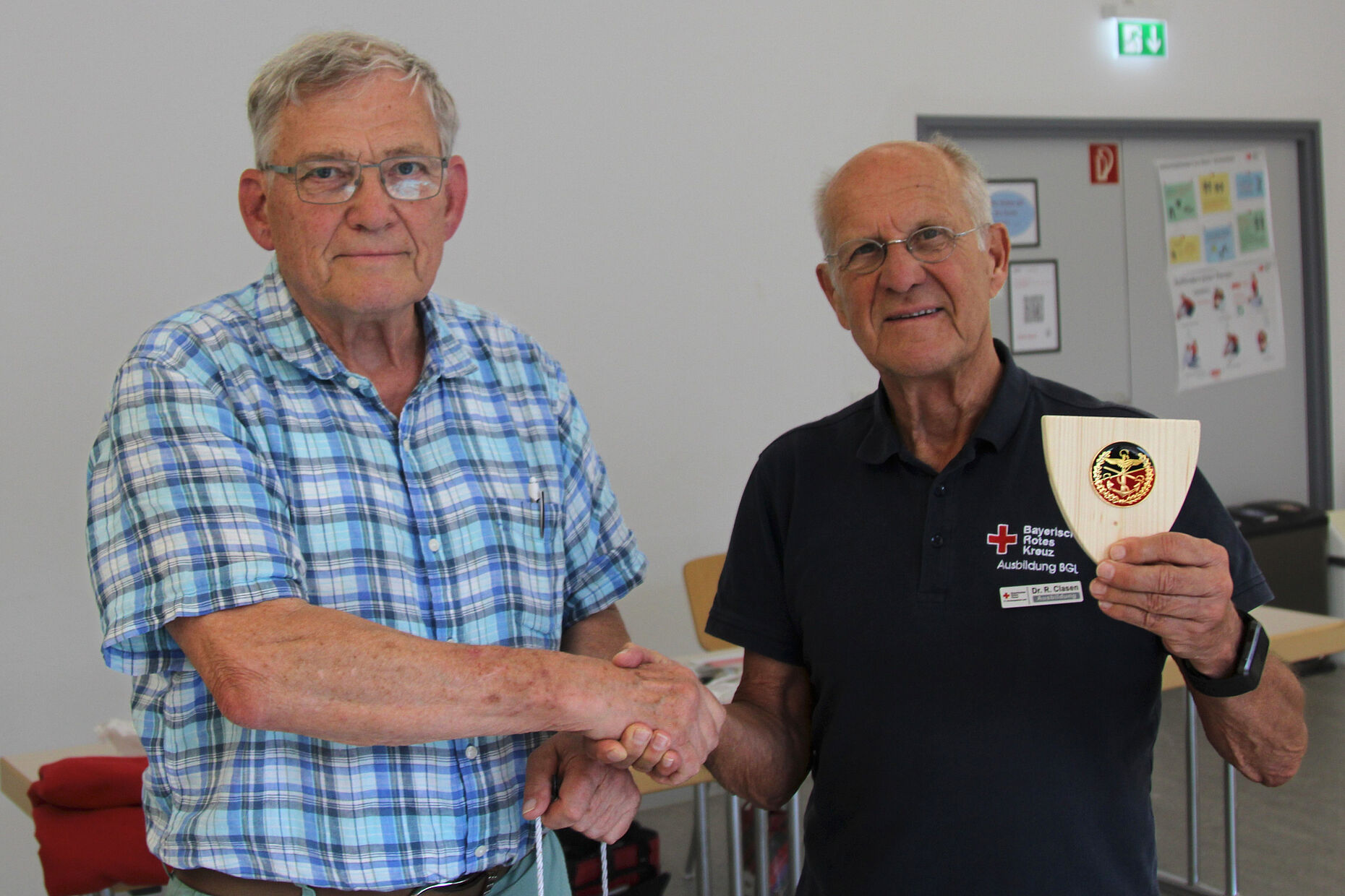 KERH-Vorsitzender Klaus Schwarzenberger dankte dem Ausbilder Dr. R. Clasen vom Bayerischen Roten Kreuz. Foto: KERH BGL