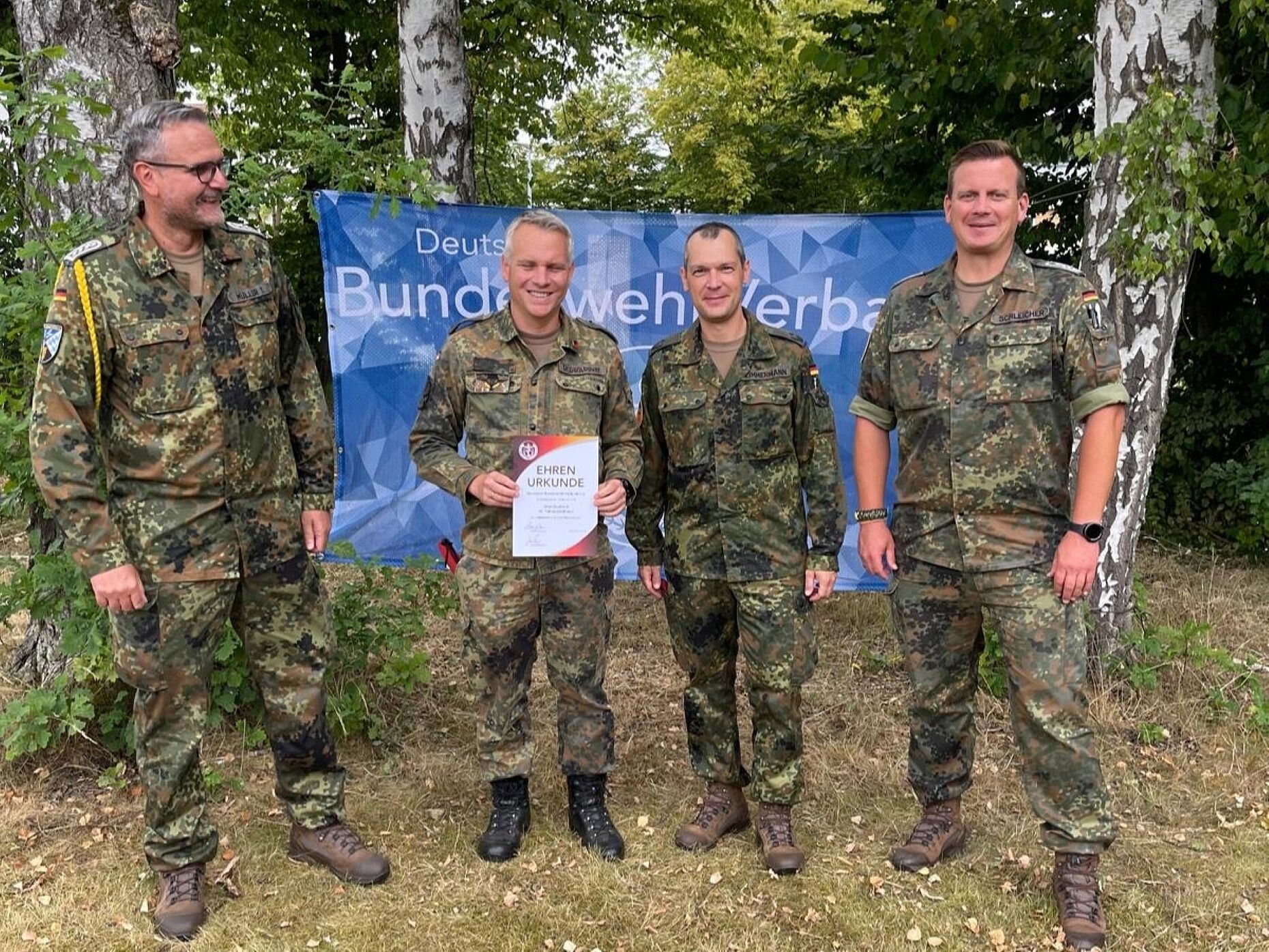 TruKa-Vorsitzender Oberstabsfeldwebel Tobias Manfred Müller mit dem geehrten Kommandeur Oberstleutnant Dr. Tobias Gößlbauer, StoKa-Vorsitzender Oberstleutnant Thomas Zimmermann und Bezirksvorsitzender Stabsfeldwebel Christian Schleicher. Foto: Thomas Zimmermann