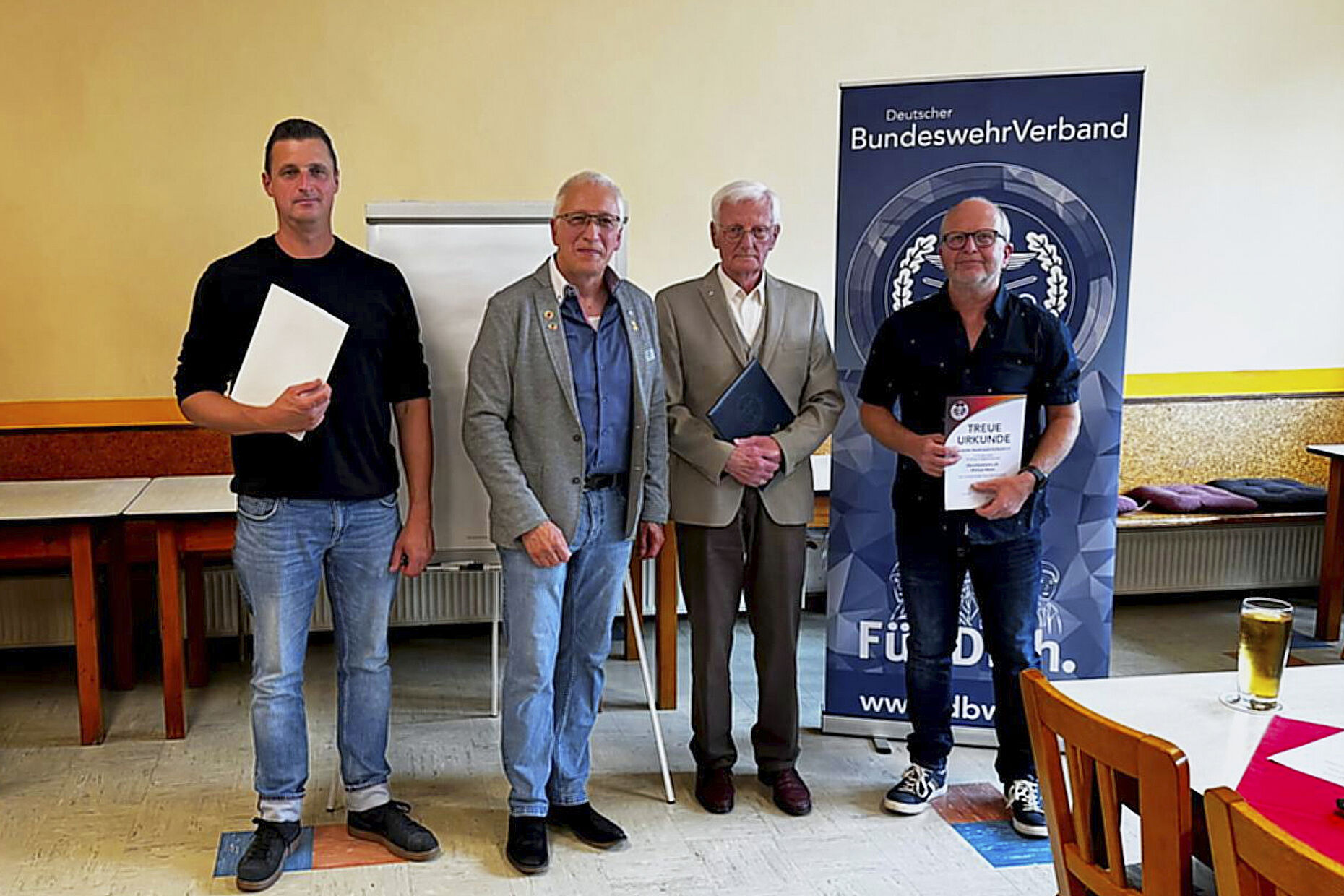 Nach der Ehrung: Leutnant d.R. Thomas Utz (von links), KERH-Vorsitzender Detlef Döring, Stabsfeldwebel a.D. Klaus Schmidt und Oberstleutnant a.D. Michael Weiss. Foto: Detlef Döring
