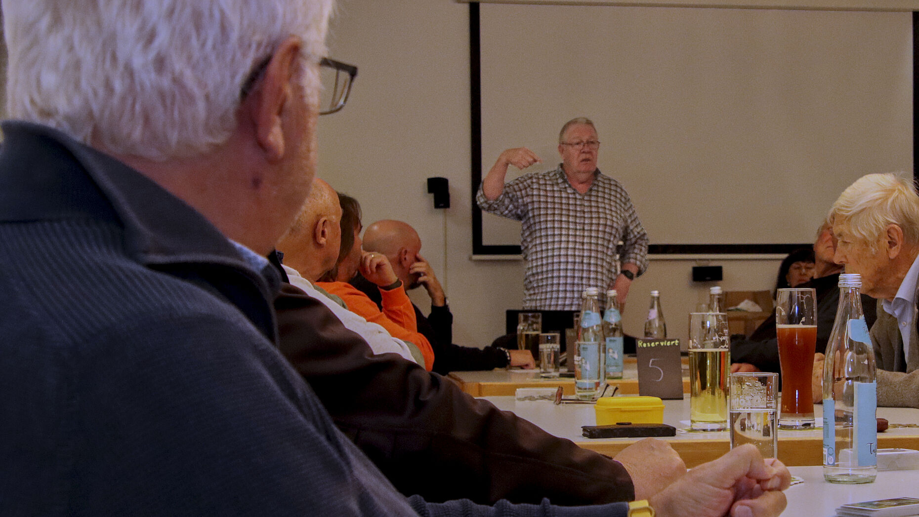 Spielleiter Oberstabsfeldwebel a.D. Dieter Haubrock wachte über den korrekten Ablauf des Turniers. Foto: Wolfgang Kruse