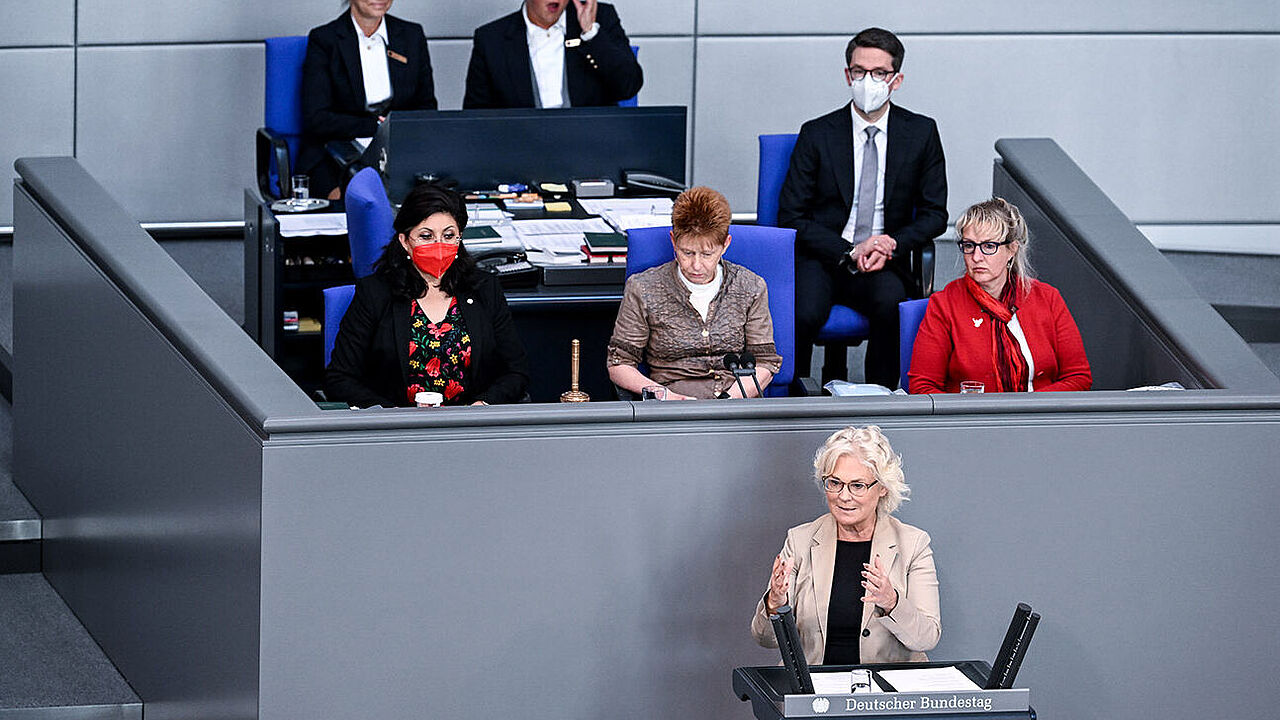 Verteidigungsministerin Christine Lambrecht (SPD)  spricht bei der 33. Sitzung des Bundestags zu den Abgeordneten. Foto: dpa
