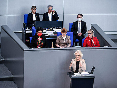 Verteidigungsministerin Christine Lambrecht (SPD)  spricht bei der 33. Sitzung des Bundestags zu den Abgeordneten. Foto: dpa