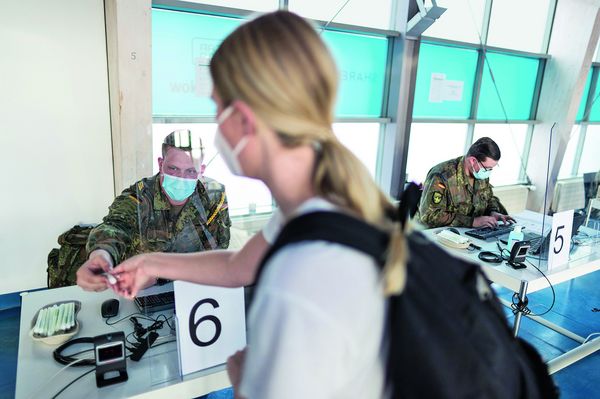 Wie viele Soldaten sind im Rahmen der Amtshilfe, wie hier bei der Testung ankommender Reisender am Flughafen Tegel, gebunden? Die Informationen  laufen im Lagezentrum Corona zusammen. Foto: Bundeswehr/Twardy