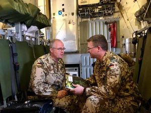 Austausch im Flugzeug: General Eberhard Zorn (l.) und Oberstleutnant André Wüstner. Foto: DBwV