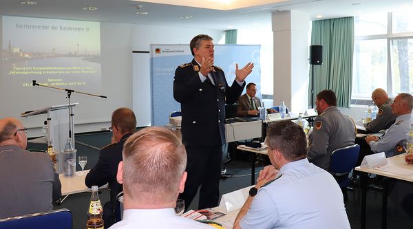 Mit dem stellvertretenden Leiter des Karrierecenter Düsseldorf, Oberstleutnant Rolf Riedel, konnten die Kompaniefeldwebel ausführlich die aktuelle Situation der Nachwuchsgewinnung diskutieren. Foto: DBwV/Sippmann