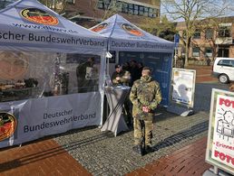 Der Infostand am Rathaus der Stadt. Foto: LV Nord