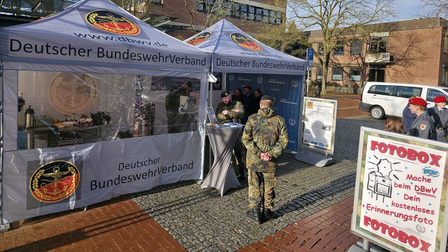 Der Infostand am Rathaus der Stadt. Foto: LV Nord