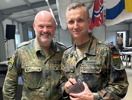 Oberstabsfeldwebel Dieter Götz (l.), stellvertretender Landesvorsitzender Süddeutschland und zurzeit bei der eFP Battle Group im Einsatz, nahm Oberstleutnant i.G Marcel Bohnert in Litauen in Empfang. Foto: DBwV