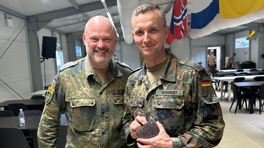 Oberstabsfeldwebel Dieter Götz (l.), stellvertretender Landesvorsitzender Süddeutschland und zurzeit bei der eFP Battle Group im Einsatz, nahm Oberstleutnant i.G Marcel Bohnert in Litauen in Empfang. Foto: DBwV