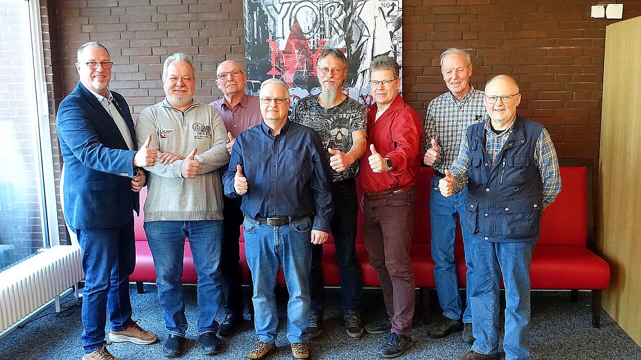 Hannes Dreier mit den Vorständlern Hans Bohnhof, Uwe Stark, Uwe Mietz, Eduard von Eulenburg, Carsten Kahle, Jürgen Meyer und Ronald Schreiber. Foto: DBwV