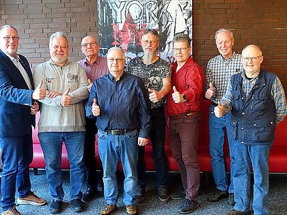 Hannes Dreier mit den Vorständlern Hans Bohnhof, Uwe Stark, Uwe Mietz, Eduard von Eulenburg, Carsten Kahle, Jürgen Meyer und Ronald Schreiber. Foto: DBwV