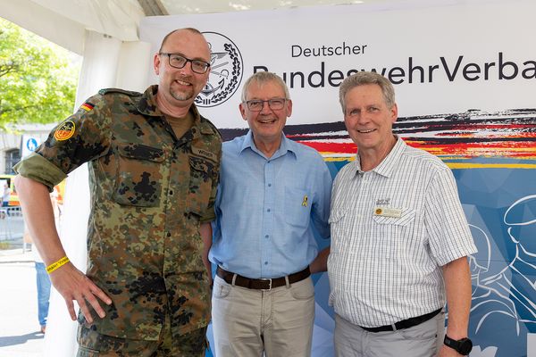 Am DBwV-Stand in Berlin (v.l.): Der Bezirksvorsitzende Berlin-Brandenburg, Hauptmann Christian Weber, Brigadegeneral a.D. Michael Matz und der Vorsitzende der KERH Berlin Marzahn-Hellersdorf, Major a.D. Frank Geißler. Foto: DBwV/Yann Bombeke