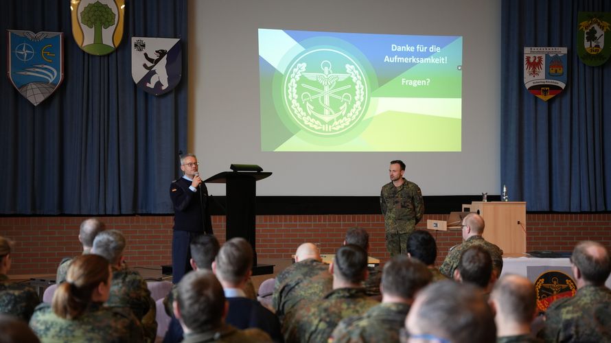 Gleich zu Beginn des Jahres war der Vorsitzende des Fachbereiches Besoldung, Haushalt und Laufbahnrecht im Bundesvorstand des DBwV, Oberstleutnant Dr. Detlef Buch nach Holzdorf gekommen, um dort zu den unterschiedlichen Themen seines Verantwortungsbereiches vorzutragen. Foto: Fred Horther