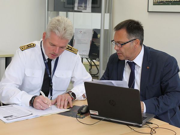 Stabsbootsmann Holger Weihe (l.) und RAI Bernd Kaufmann erläutern im nebenstehenden Text die Einzelheiten der neuen Arbeitszeitregelungen. Foto: DBwV/Hahn