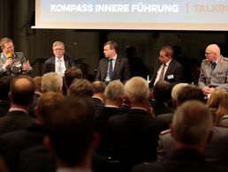 Der DBwV-Bundesvorsitzende Oberstleutnant André Wüstner (l.) bei der Diskussion Foto: Bundeswehr/Schönbrodt