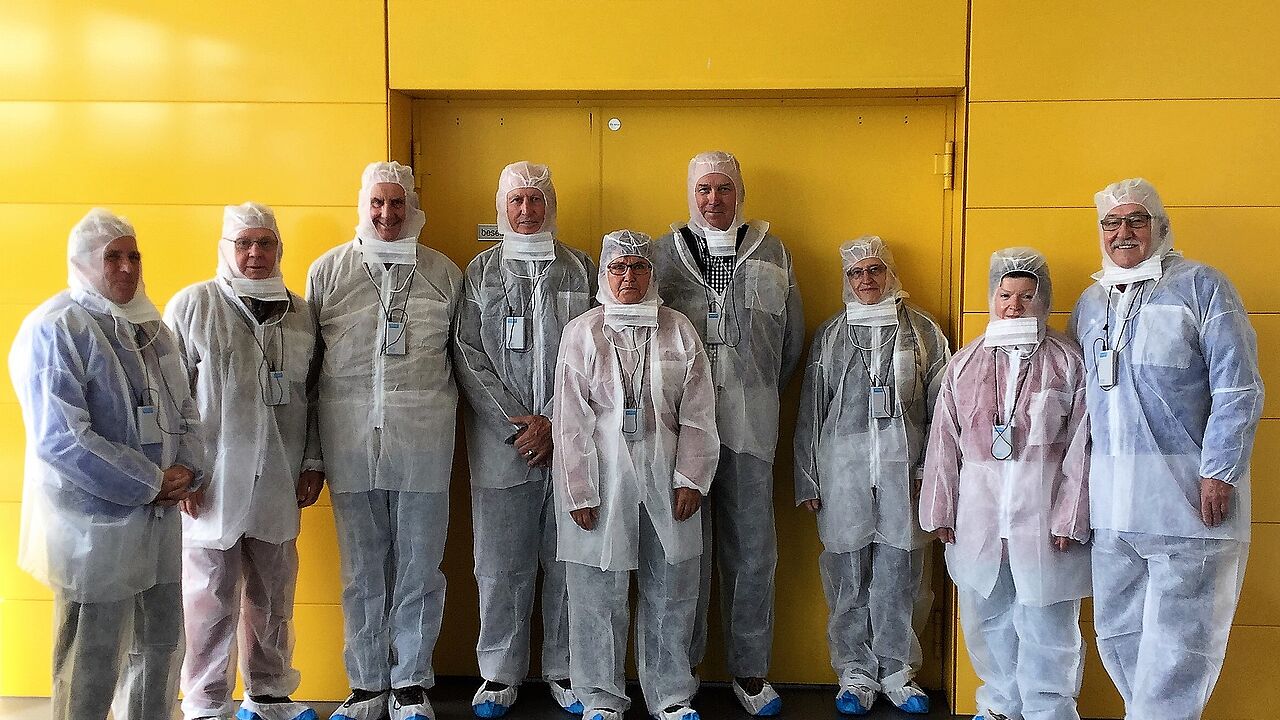 Die Teilnehmer der Informationsveranstaltung in der vorgeschriebenen hygienischen Schutzbekleidung Foto: DBwV/Sigrun Schäfer 
