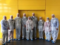 Die Teilnehmer der Informationsveranstaltung in der vorgeschriebenen hygienischen Schutzbekleidung Foto: DBwV/Sigrun Schäfer 