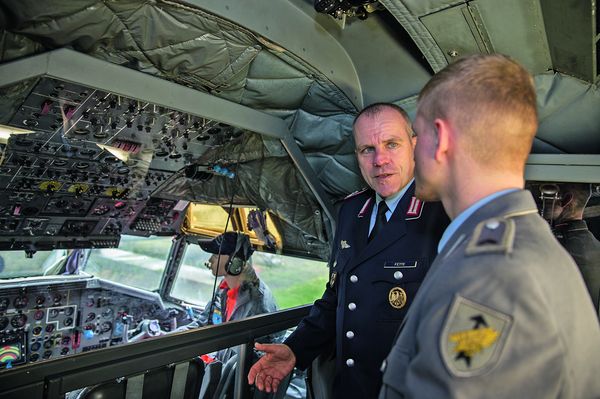 Torsten Fette zeigt seinen langjährigen Arbeitsplatz im Cockpit der Transall. Fotos: Bundeswehr/Jonas Weber