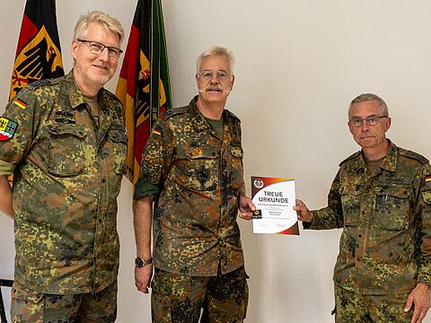 Nach der Ehrung: TruKa-Vorsitzender (v.l. mit dem geehrten Oberstleutnant Dr. Immo Garrn und Kommandeur Oberst Thomas Köhring. Fotos: Dittrich, LKdo BW 