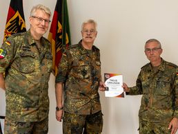 Nach der Ehrung: TruKa-Vorsitzender (v.l. mit dem geehrten Oberstleutnant Dr. Immo Garrn und Kommandeur Oberst Thomas Köhring. Fotos: Dittrich, LKdo BW 