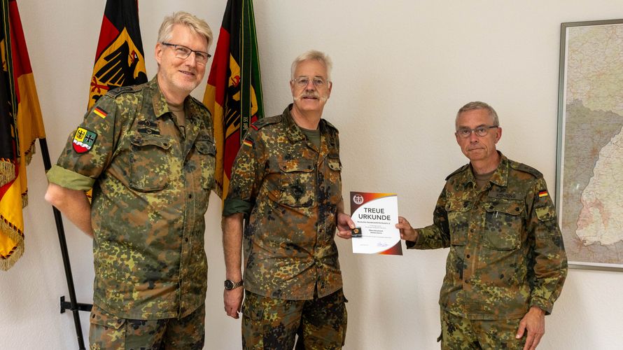 Nach der Ehrung: TruKa-Vorsitzender (v.l. mit dem geehrten Oberstleutnant Dr. Immo Garrn und Kommandeur Oberst Thomas Köhring. Fotos: Dittrich, LKdo BW 