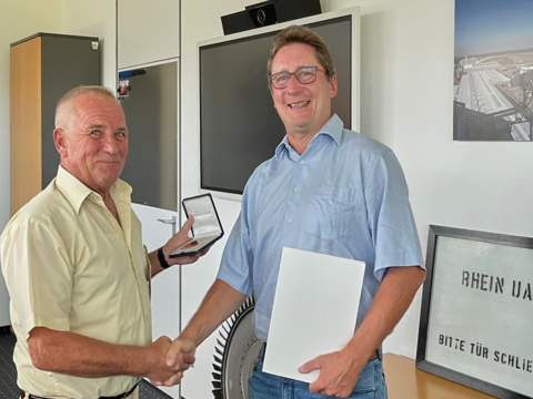 StoKa-Vorsitzender Oberstleutnant a.D. Heinz Simon (l.) überreicht Stabshauptmann „Michel“ Plaumann bei der Verabschiedung aus der DFS die Verbandsmedaille für 20 Jahre Mandatstätigkeit. Foto: TruKa DFS 