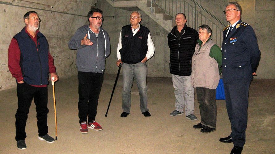 Mitglieder der Kameradschaft ERH mit Hauptmann Andreas Steinmetz (r.) im Eiskeller des Ökonomiegebäudes. Foto: DBwV/Werner Pietzsch