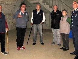 Mitglieder der Kameradschaft ERH mit Hauptmann Andreas Steinmetz (r.) im Eiskeller des Ökonomiegebäudes. Foto: DBwV/Werner Pietzsch