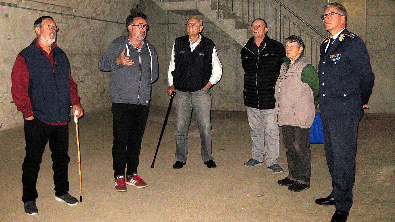 Mitglieder der Kameradschaft ERH mit Hauptmann Andreas Steinmetz (r.) im Eiskeller des Ökonomiegebäudes. Foto: DBwV/Werner Pietzsch
