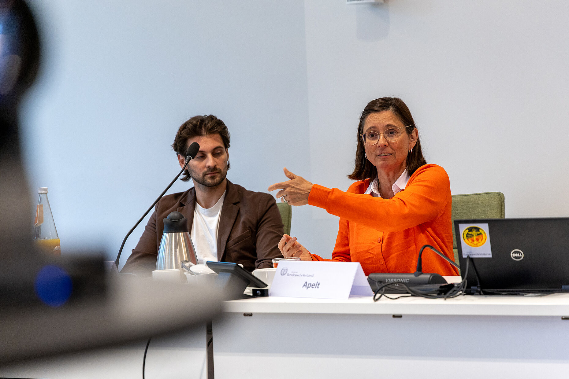 Prof. Dr. Maja Apelt (rechts) lehrt und forscht an der Universität Potsdam. Foto: DBwV/Sarina Flachsmeier