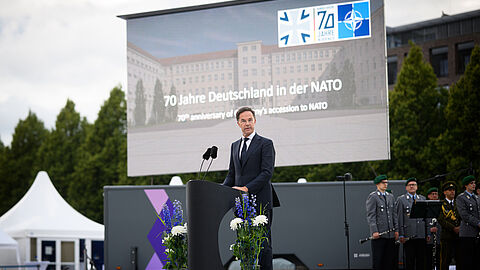 NATO-Generalsekretär Mark Rutte spricht beim Festakt „70 Jahre Deutschland in der NATO“. „70 Jahre Deutschland in der NATO“. Foto: picture alliance/dpa/Bernd von Jutrczenka