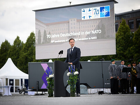 NATO-Generalsekretär Mark Rutte spricht beim Festakt „70 Jahre Deutschland in der NATO“. „70 Jahre Deutschland in der NATO“. Foto: picture alliance/dpa/Bernd von Jutrczenka