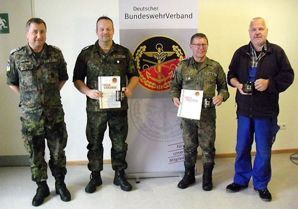 Vorsitzender Stabsfeldwebel Stefan Riep (li) ehrte altgediente Mitglieder und begrüßte den ersten Zivilbeschäftigten in der Truppenkameradschaft (Foto:  sTruKa AbgTZug 242)