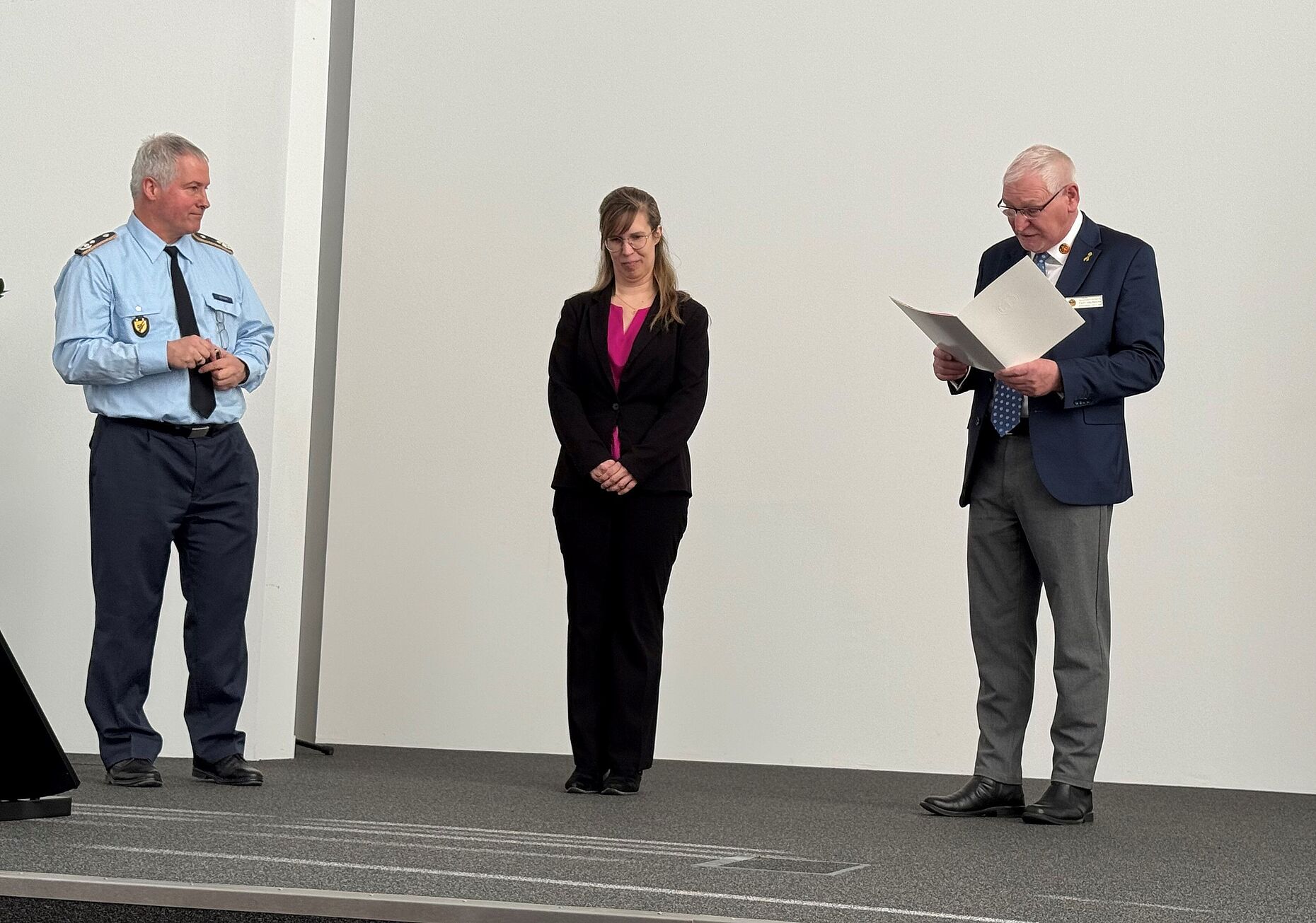 Die bisherige Schriftführerin, Anne Scholz (Mitte) wurde durch den Vorsitzenden Ehemalige/Reservisten/Hinterbliebene, Stabsfeldwebel a. D. Frank Udo Reiche (rechts) und den Vorsitzenden der TruKa, Oberstleutnant Gerrit Hecht mit der Ehrennadel des DBwV in Bronze ausgezeichnet. Foto: DBwV