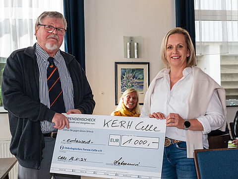 Der stellvertretende Kameradschaftsvorsitzende Jürgen Lademann (links) überreichte Liane von Hoff den Scheck. Foto: DBwV